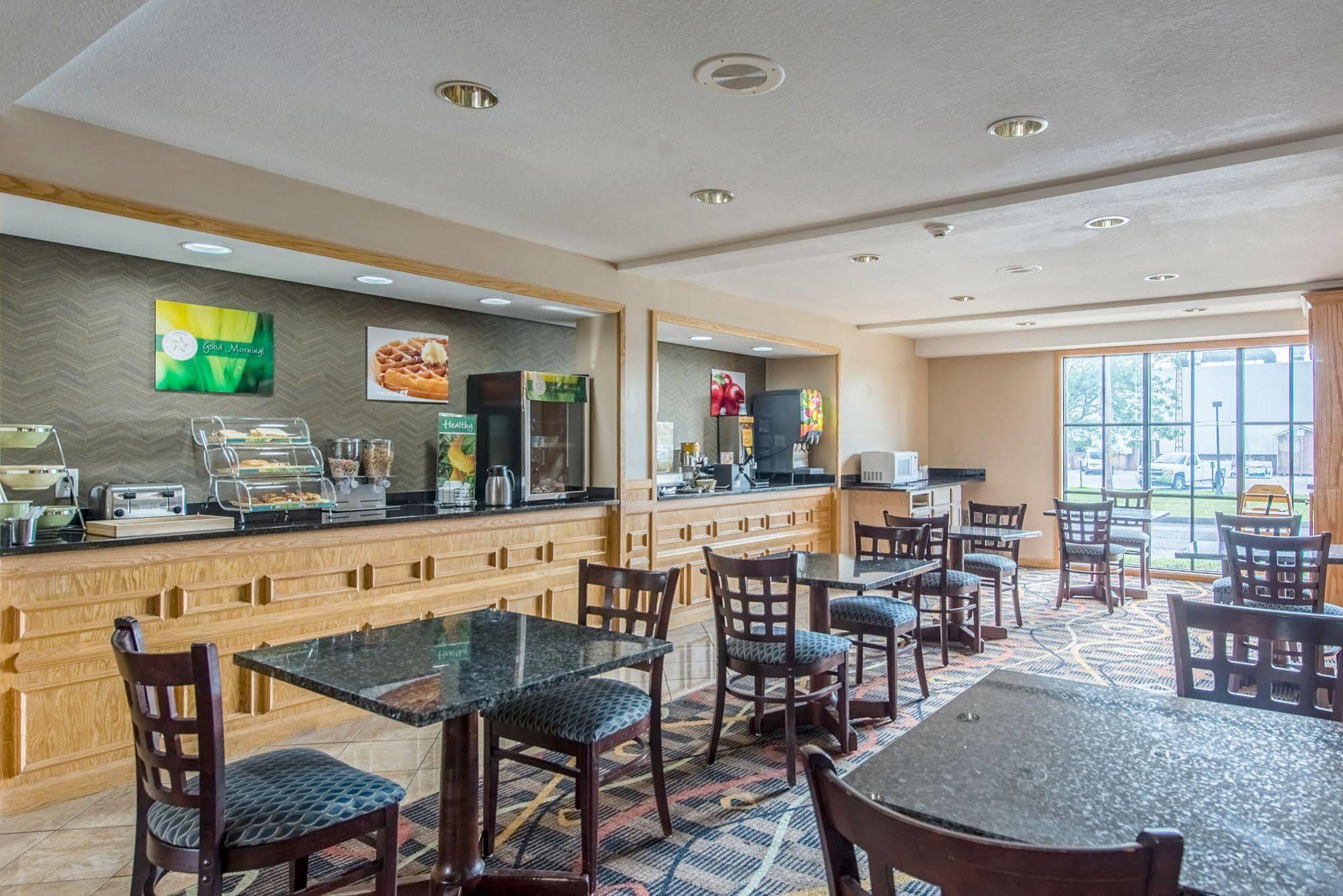 Cardinal Inn & Suites Muncie Exterior photo